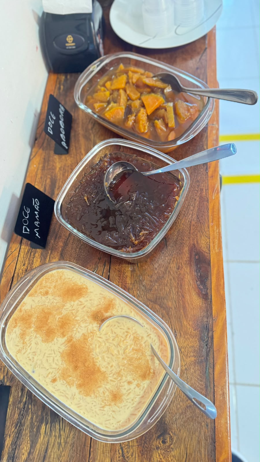 Doces caseiros de mamão, calda e arroz doce