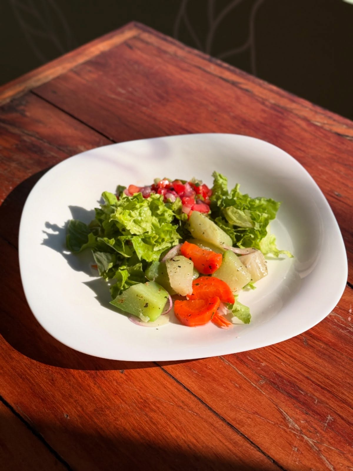 Prato de salada fresca montado no Donn